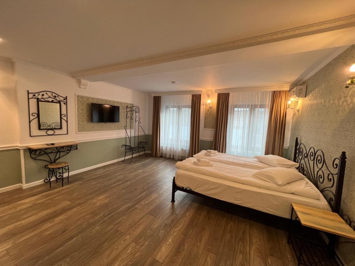 Boutique Cathedral Plaza Residences For Rent Downtown *